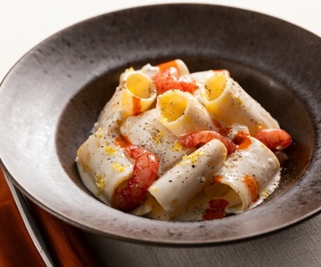 Paccheri mit Gorgonzola, Pfeffer und roten Garnelen