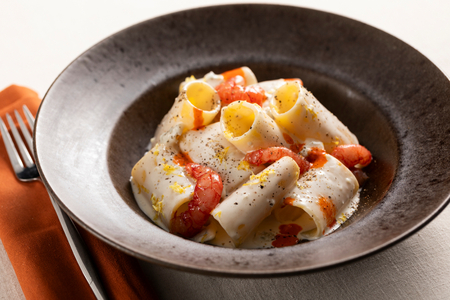 Paccheri mit Gorgonzola, Pfeffer und roten Garnelen