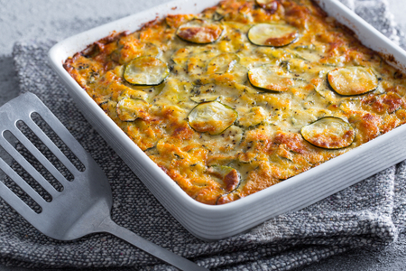 Zucchini-Auflauf mit zerlaufendem Käse