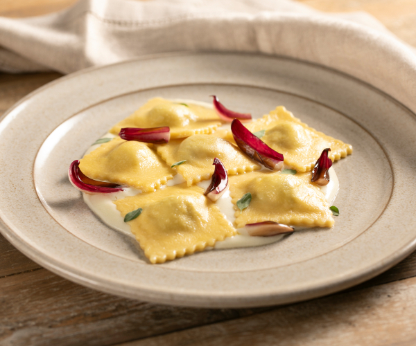 Ravioli mit Radicchio, Kartoffeln und Käsefondue