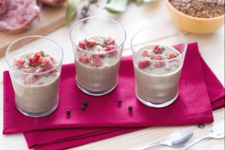 Linsencremesuppe mit knusprigem Cotechino