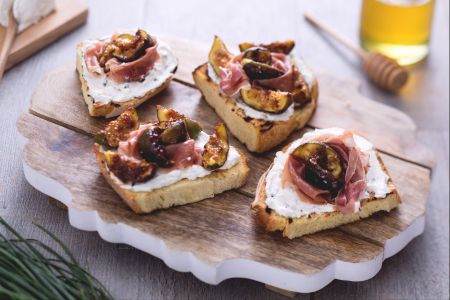 Bruschetta mit Feigen und mildem Rohschinken