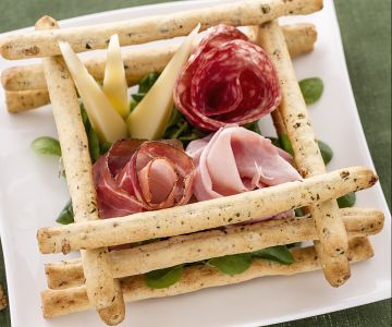 Oliven-Grissini mit Aufschnitt und Käse