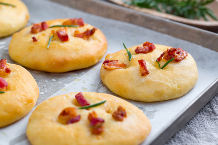 Rosmarin-Focaccine mit Guanciale