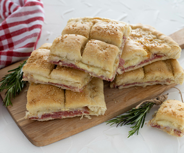 Rustikale Focaccia mit Salami und Käse