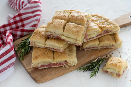 Rustikale Focaccia mit Salami und Käse