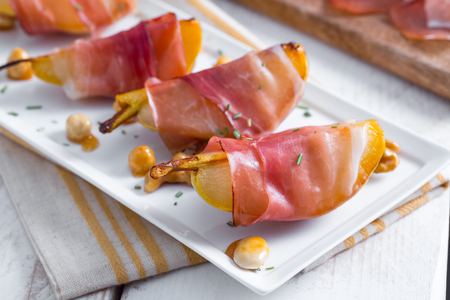 Birnen mit Speck und Trockenfrüchten