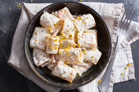Cremige Paccheri mit Guanciale und Pistazien