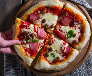 Pizza mit Salami und Oliven