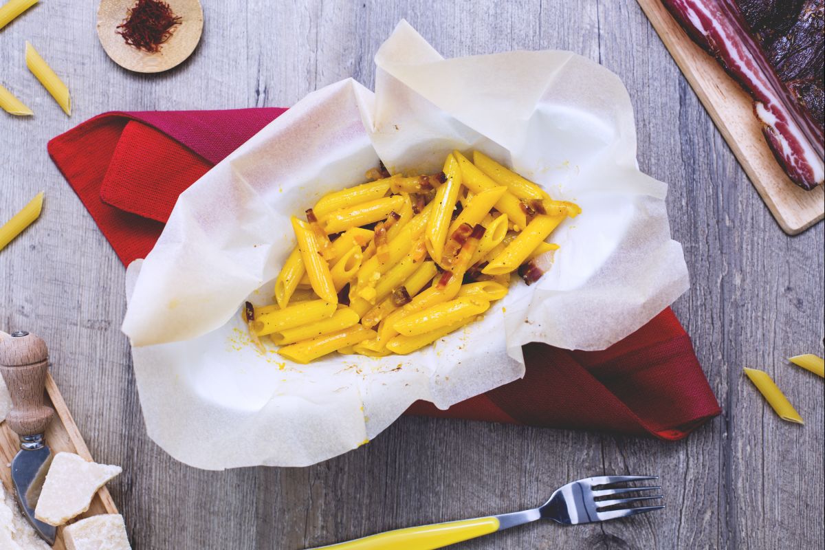 Penne mit Safran im Pergament