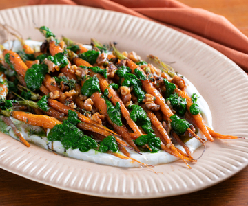 Ofenkarotten mit Honig, Ziegenkäse und grüner Sauce