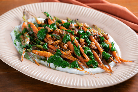 Ofenkarotten mit Honig, Ziegenkäse und grüner Sauce