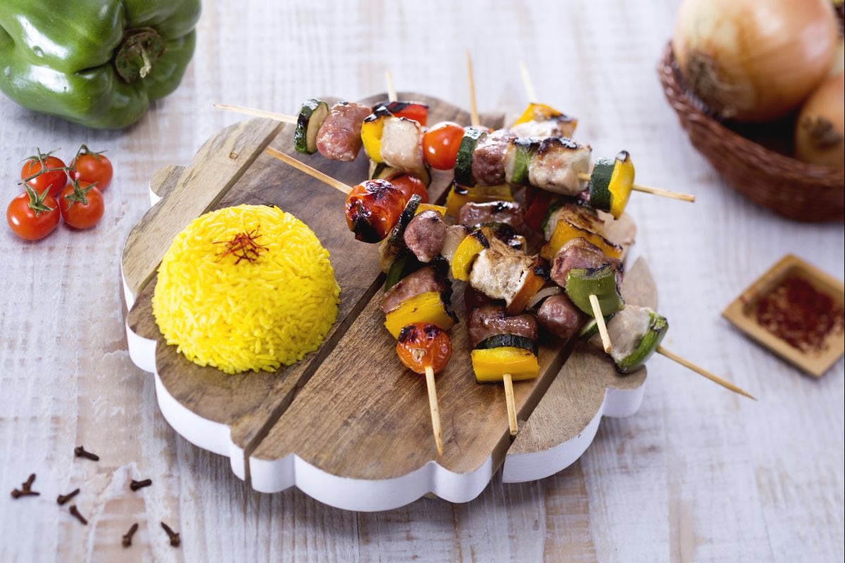 Rustikale Spieße mit Safranreis