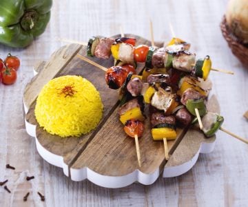 Rustikale Spieße mit Safranreis