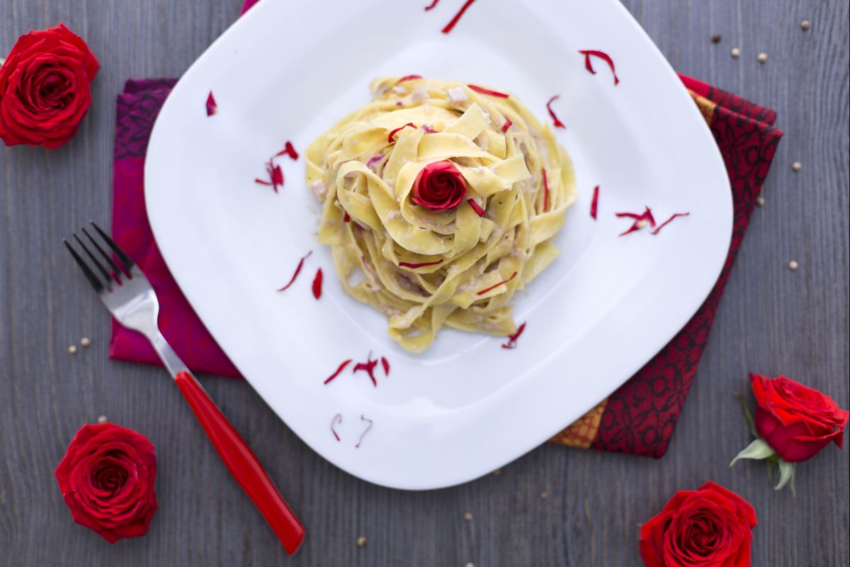 Tagliatelle mit Rosenblütenblättern