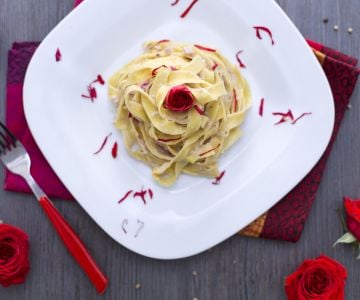 Tagliatelle mit Rosenblütenblättern