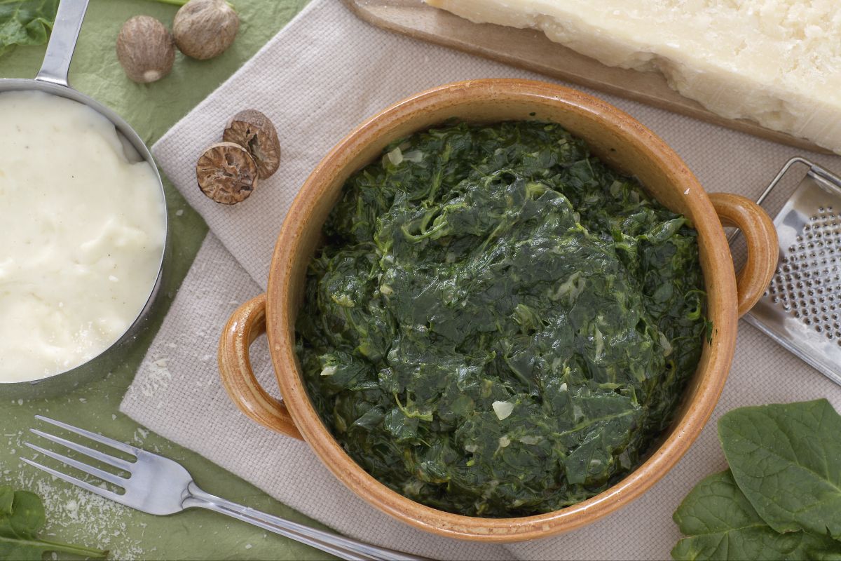 Reichhaltiger Spinat mit Béchamelsauce