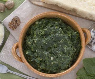 Reichhaltiger Spinat mit Béchamelsauce