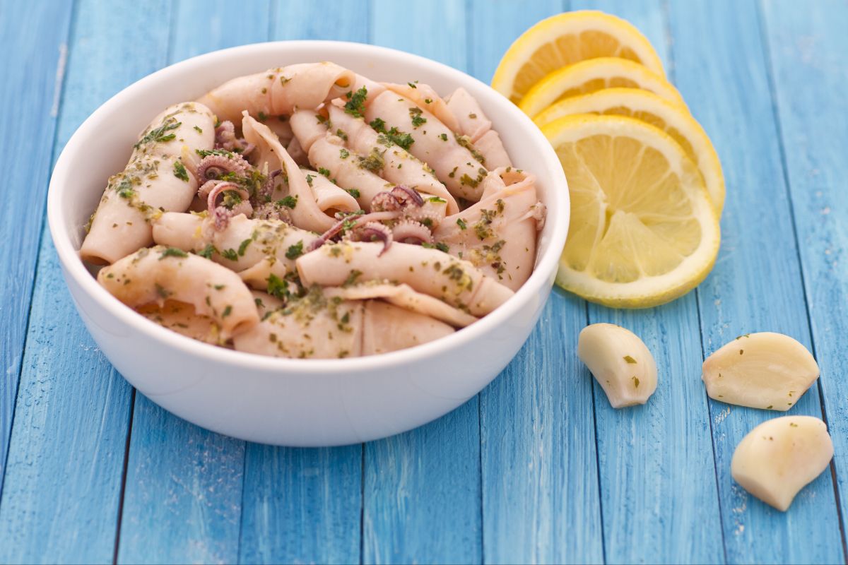 Tintenfisch mit Knoblauch und Zitronenduft