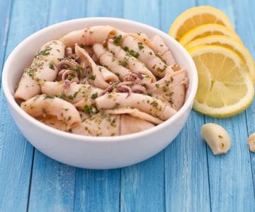 Tintenfisch mit Knoblauch und Zitronenduft