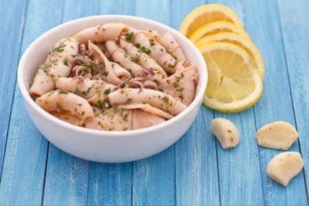 Tintenfisch mit Knoblauch und Zitronenduft