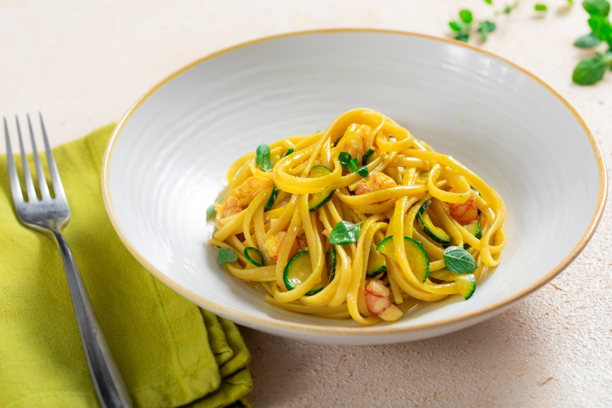 Linguine mit Garnelen, Zucchini und Safran