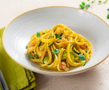 Linguine mit Garnelen, Zucchini und Safran