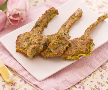Lammkoteletts mit Parmesan und Petersilie