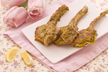 Lammkoteletts mit Parmesan und Petersilie