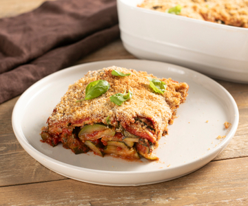 Überbackene gegrillte Zucchini mit Tomate und Pecorino