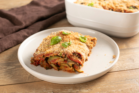 Überbackene gegrillte Zucchini mit Tomate und Pecorino