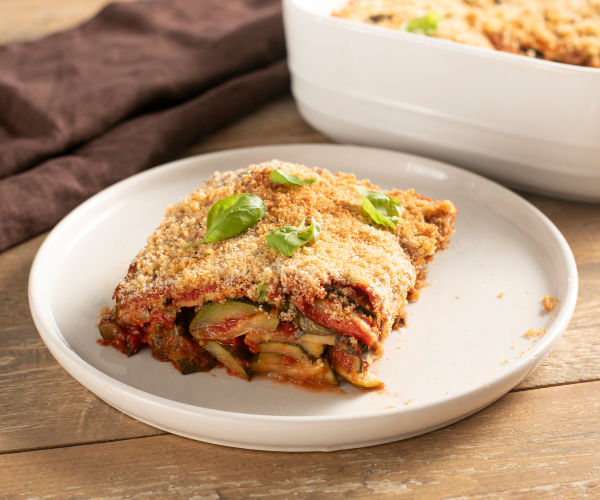 Überbackene gegrillte Zucchini mit Tomate und Pecorino