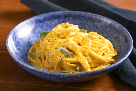 Cremige Pasta mit Ricotta und Safran