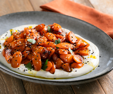 Möhren in Butter mit Joghurt und rauchigem Curry