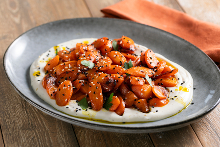 Möhren in Butter mit Joghurt und rauchigem Curry