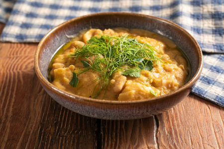Cremige Cannellini-Bohnensuppe mit Maltagliati