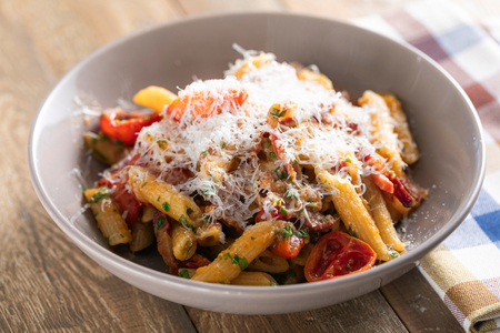 Amatriciana neu interpretiert mit Schweinelende und confierten Kirschtomaten