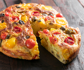 Herzhafter 12-Löffel-Kuchen mit Kirschtomaten und Oliven