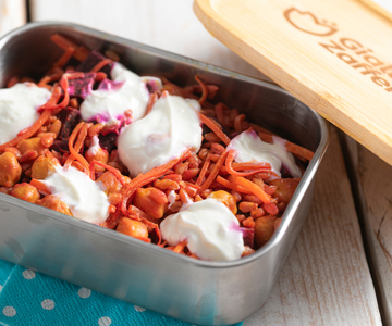 Farro-Bowl mit gewürzten Kichererbsen, Gemüse und Joghurtsauce