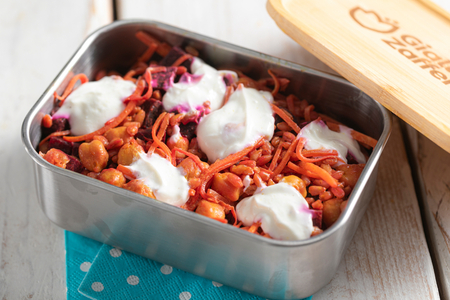 Farro-Bowl mit gewürzten Kichererbsen, Gemüse und Joghurtsauce