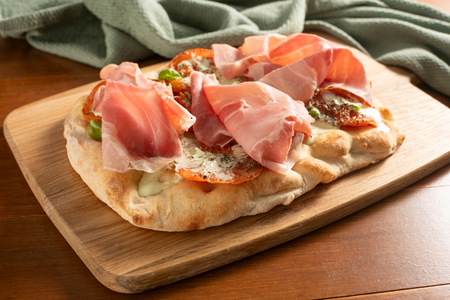 Pinsa mit gerösteten Tomaten, Burrata und gekochtem Schinken