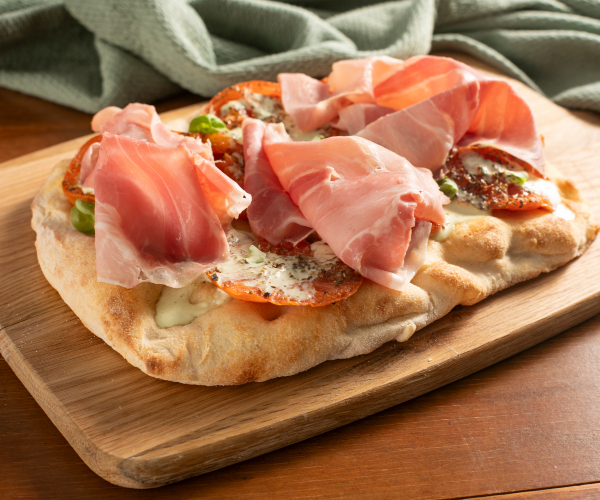 Pinsa mit gerösteten Tomaten, Burrata und gekochtem Schinken