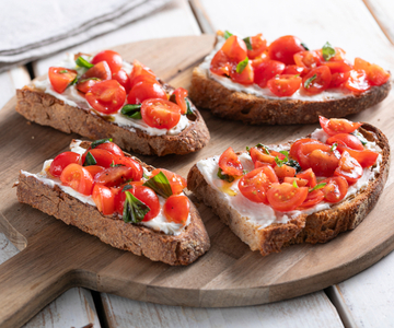 Bruschetta mit Käse und Cherrytomaten