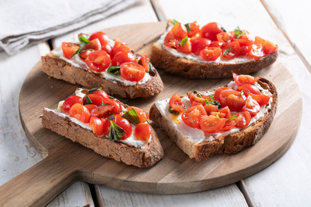 Bruschetta mit Käse und Cherrytomaten