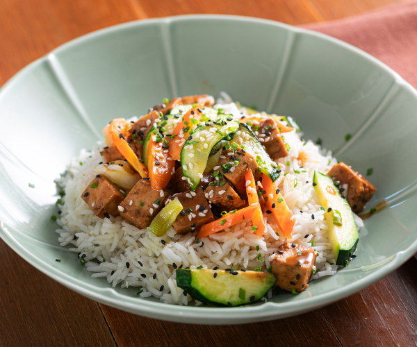 Basmati-Reis mit mariniertem Tofu in Sojasauce und gebratenem Gemüse