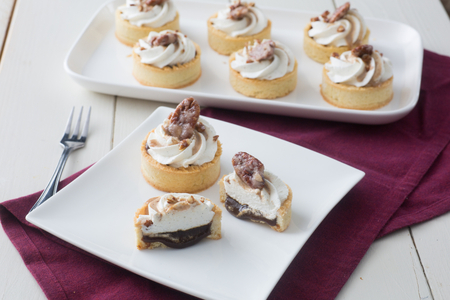 Tartelettes mit Salzkaramell und pralinierten Nüssen