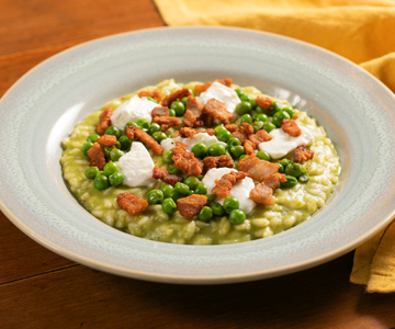 Cremiges Erbsenrisotto mit Crescenza und knuspriger Pancetta