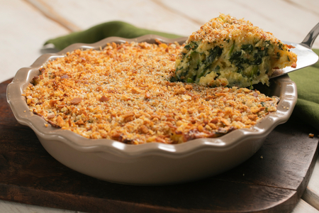 Vegetarischer Kartoffelauflauf mit Spinat und Scamorza