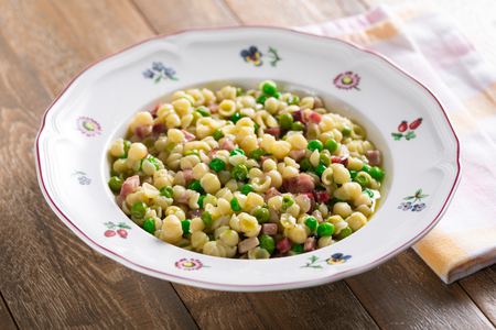 Pasta mit Erbsen und Pancetta