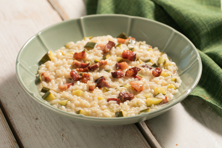 Cremiges Risotto mit Zucchini und Pancetta